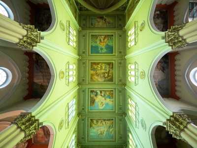 Sul soffitto della navata centrale si dipartono dall�ingresso i riquadri che riproducono alcune scene sacre: tra cui �Resurrezione�, �Crocefissione� e �Nativit��